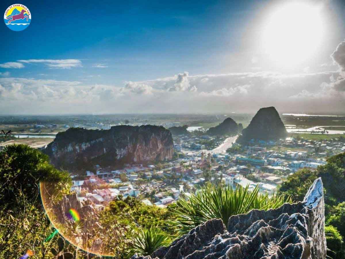 Tháng 12, Ngũ Hành Sơn toát lên một vẻ đẹp vừa trầm mặc vừa huyền bí