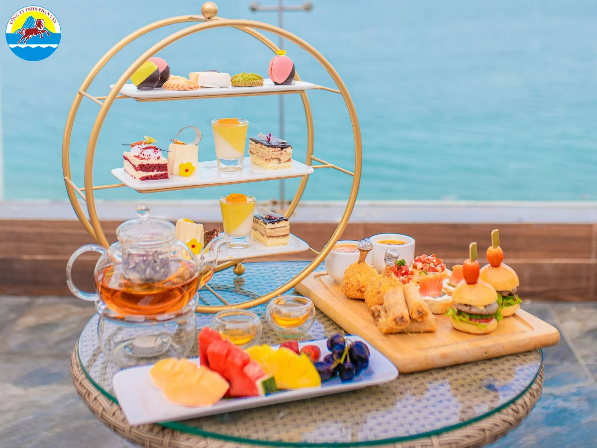 Thưởng trà chiều trên bãi biển Non Nước