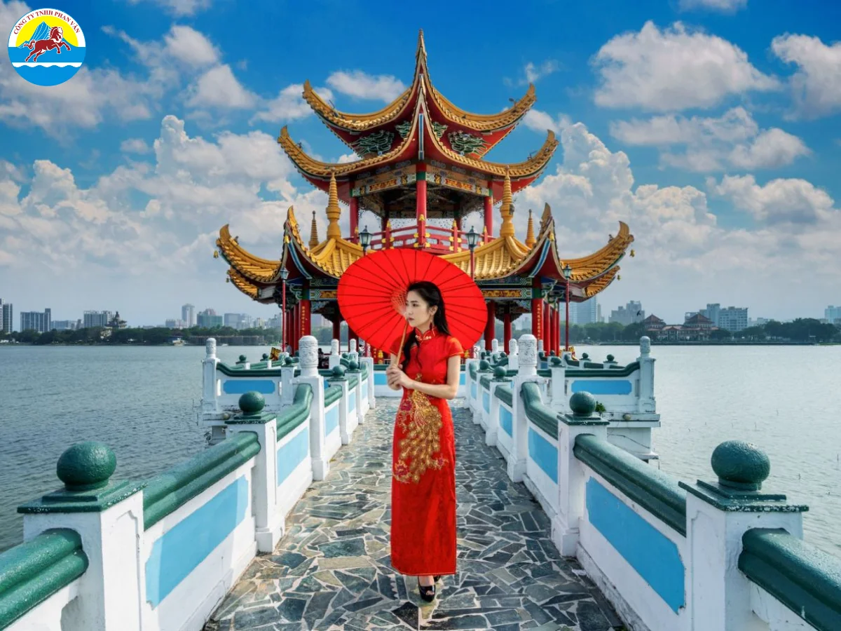 Chuẩn bị trang phục thoáng khí giúp cơ thể dễ chịu hơn khi di chuyển dưới thời tiết nóng ẩm