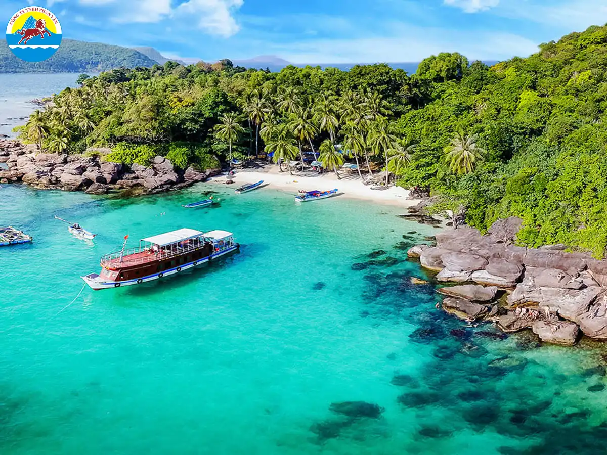 Thuê tàu hoặc ghe để di chuyển đến đảo