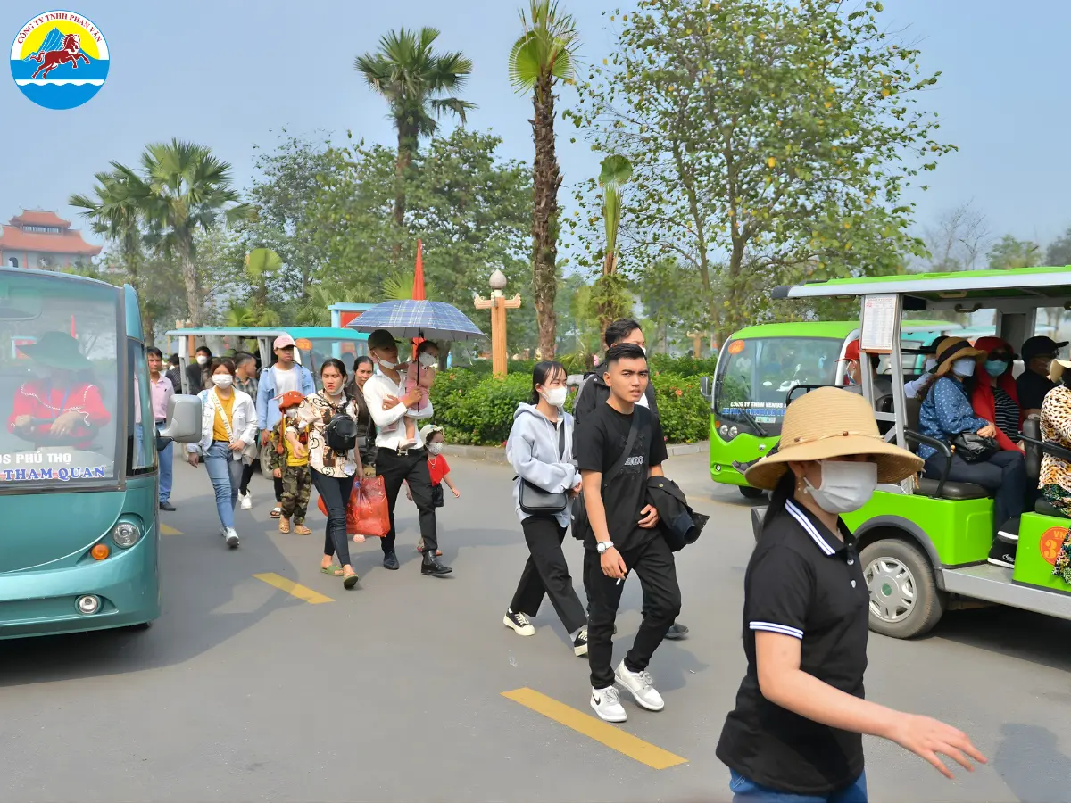 Xe điện tham quan Đền Hùng