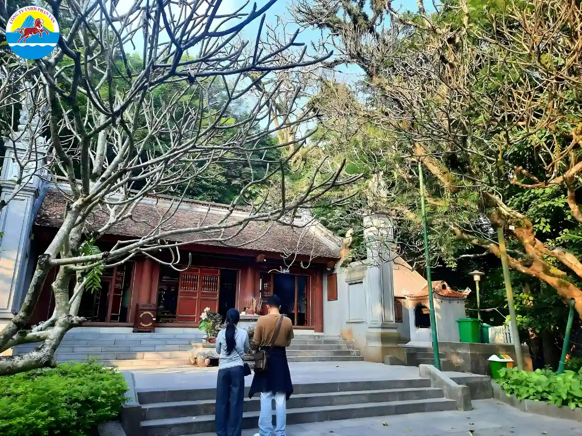 Di chuyển đến Đền Hùng