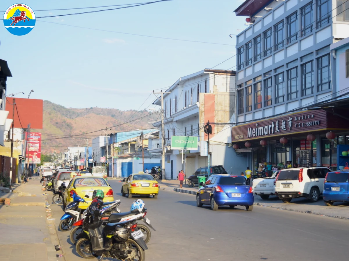 Thuê xe máy hoặc đi taxi ở trung tâm