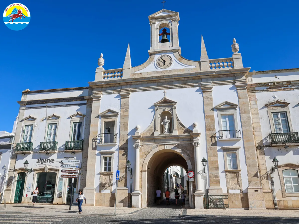 Arco da Vila (Cổng vòm làng)