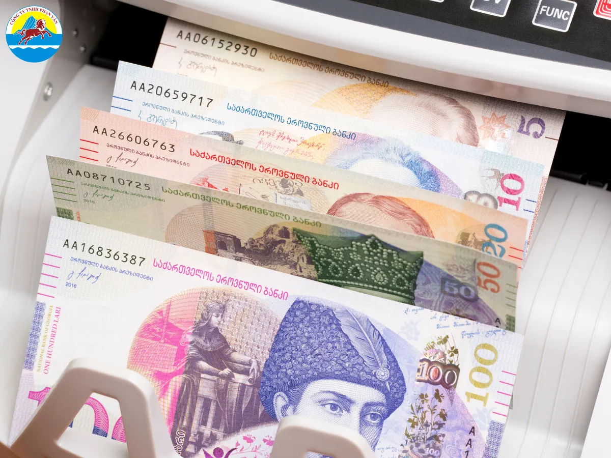 Đơn vị tiền tệ chính thức là đồng Lari (GEL)
