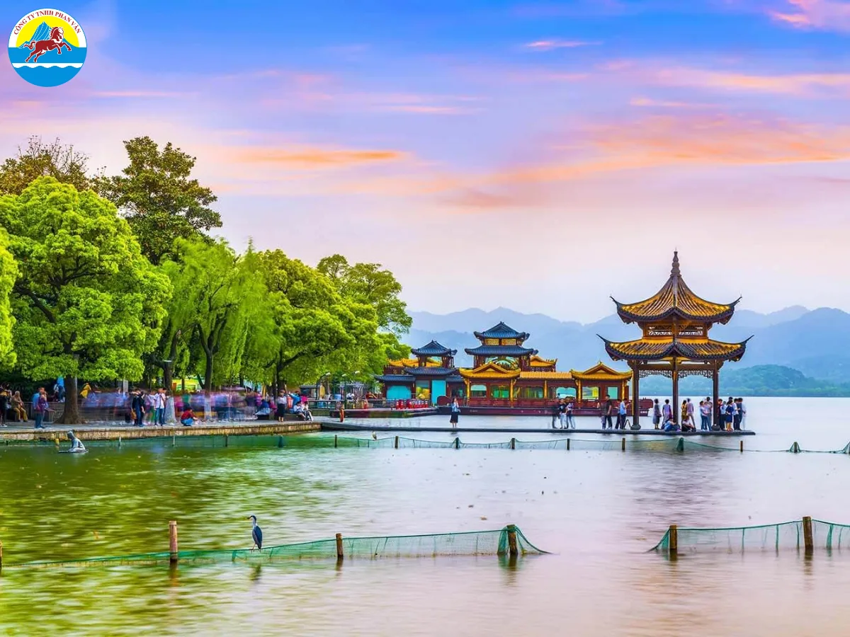 Tây Hồ là biểu tượng của Hàng Châu