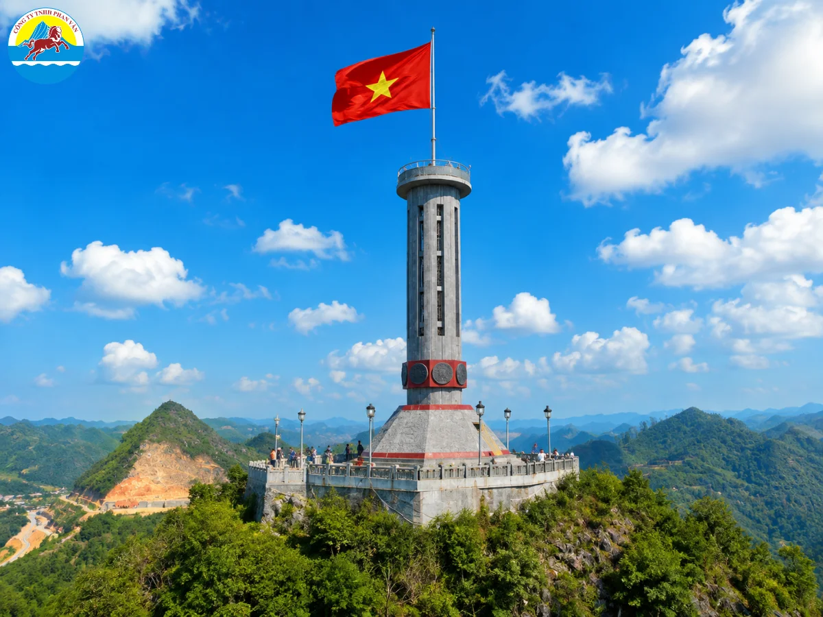 Cột cờ Lũng Cú vào một buổi sáng tháng 8 quang mây