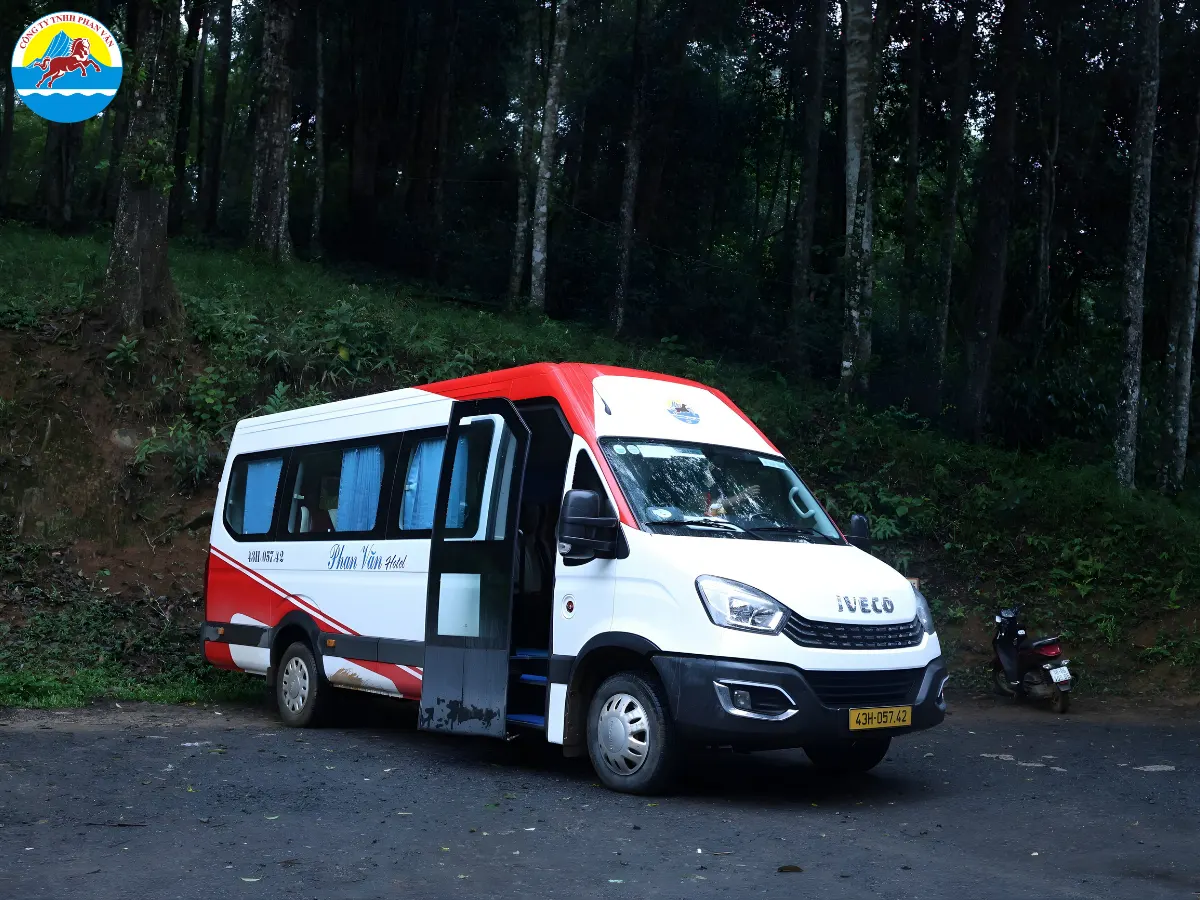 Xe du lịch đời mới của Phan Văn Travel trên cung đường lên cao nguyên đá