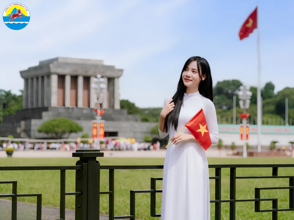 Mặc trang phục lịch sự và uy nghiêm nếu đi thăm Lăng Bác
