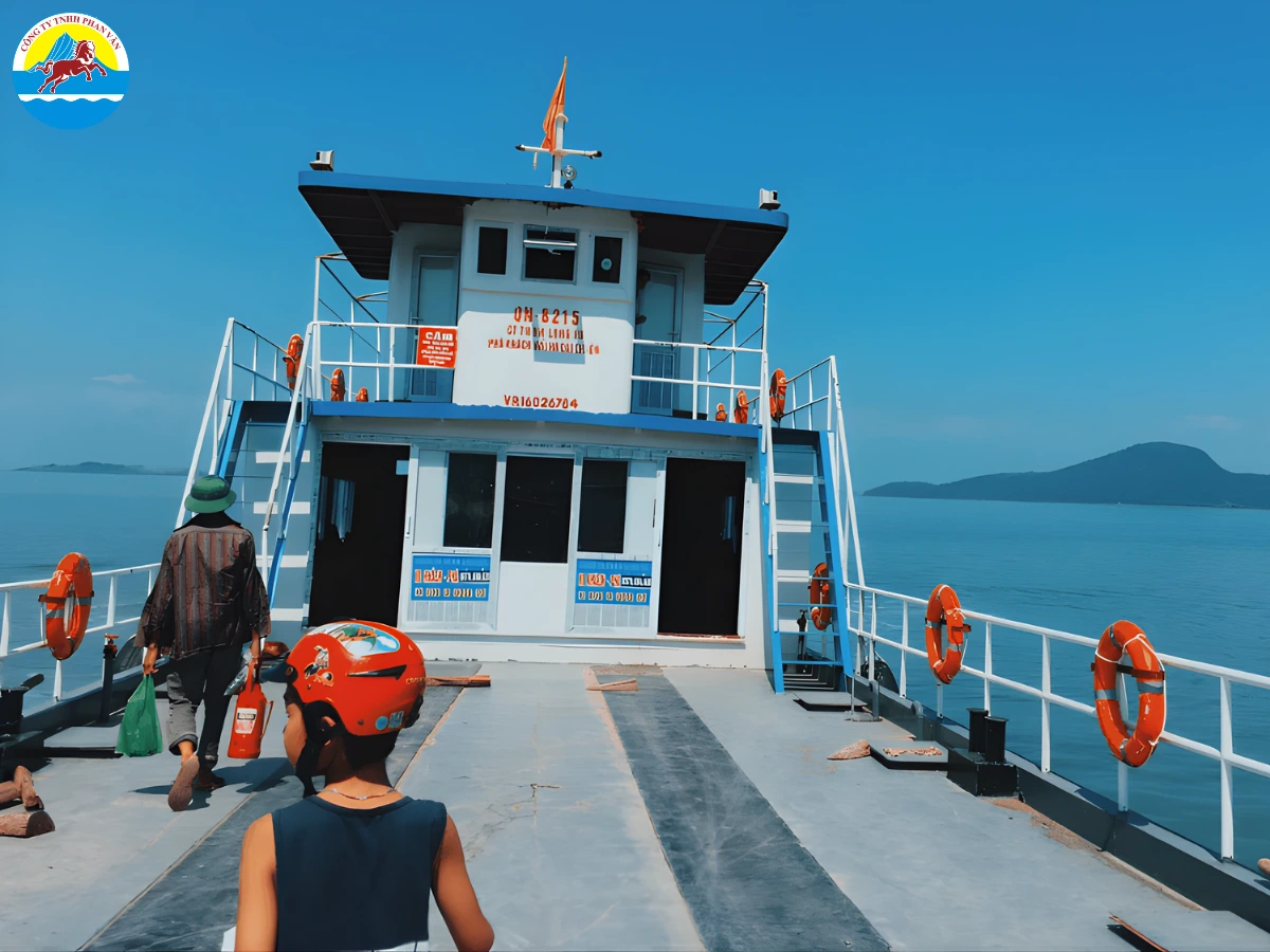 Lên cano ra đảo Cái Chiên