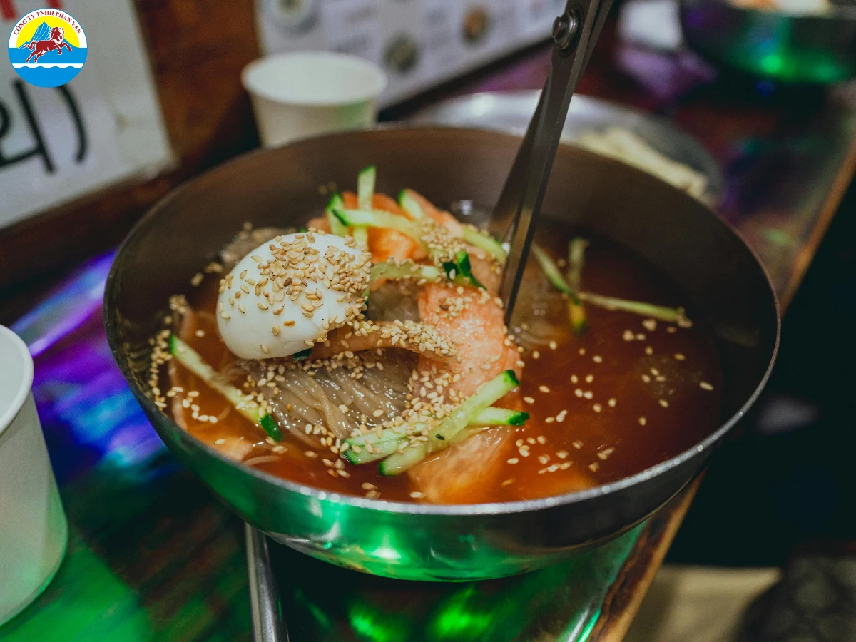 Thưởng thức mì lạnh naengmyeon