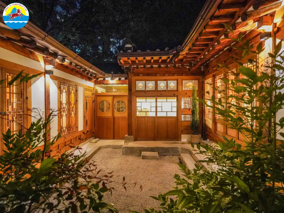 Có thể chọn homestay hoặc khách sạn 3 sao để tiết kiệm và dễ dàng di chuyển