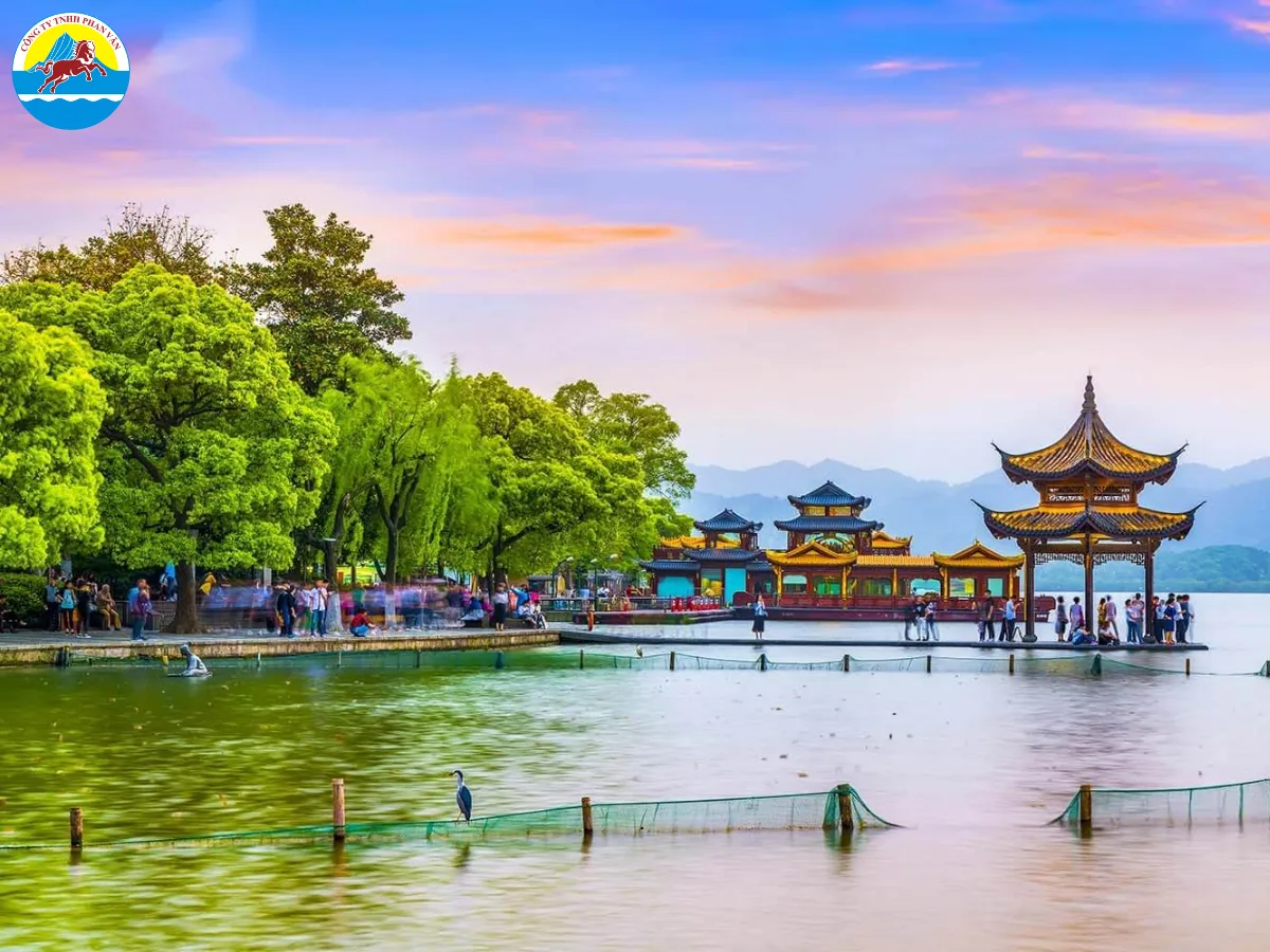 Hàng Châu là trung tâm kinh tế, văn hóa và chính trị của tỉnh Chiết Giang