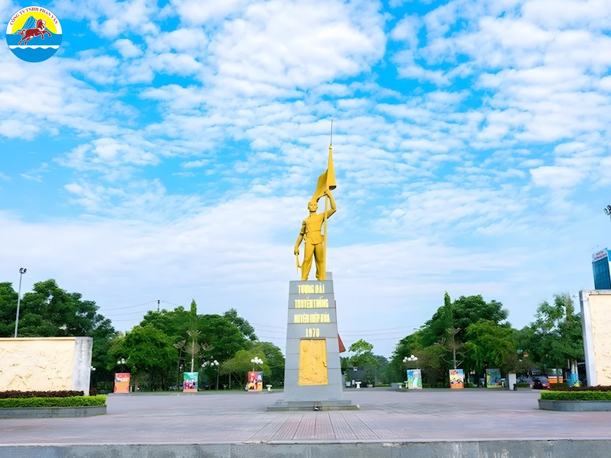 Tượng đài truyền thống Hiệp Hòa