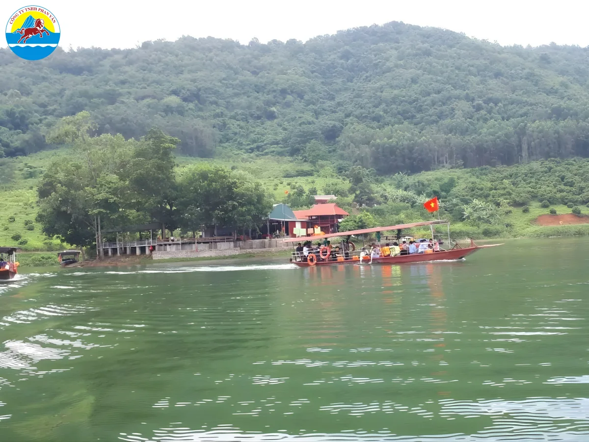 Đi thuyền ngắm cảnh Hồ Cấm Sơn