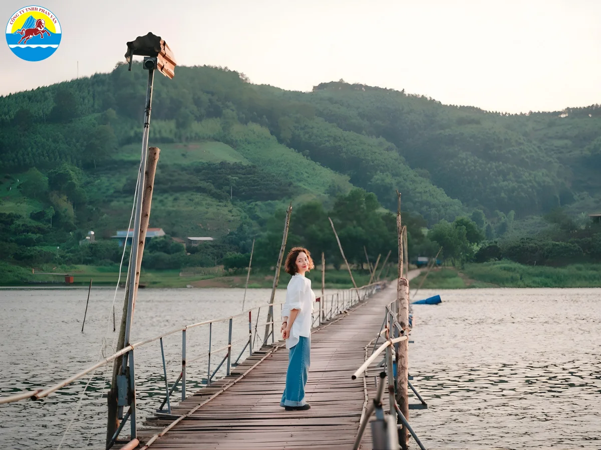 du lịch Hồ Cấm Sơn