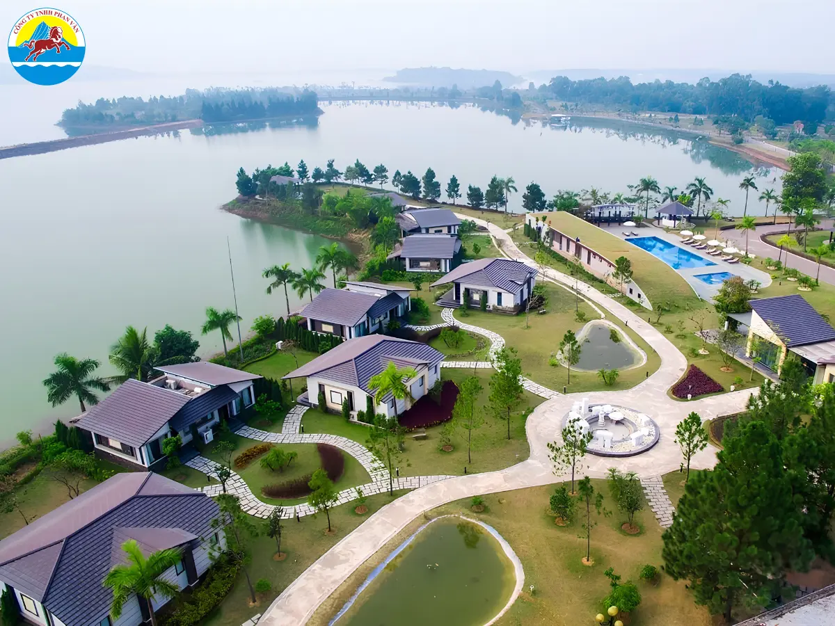 Dãy bungalow gỗ ven hồ tại Paradise Đại Lải lúc sương sớm