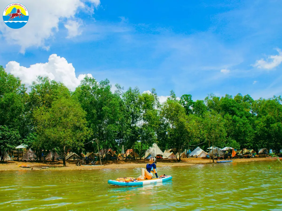 Chèo SUP lúc bình minh tại Hồ Trị An
