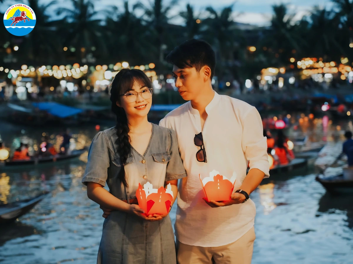 Thả đèn hoa đăng trên sông Hoài