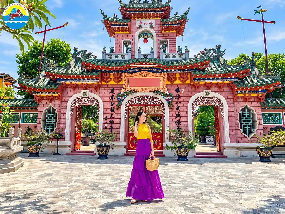 Du khách tham quan hội quán Phúc Kiến
