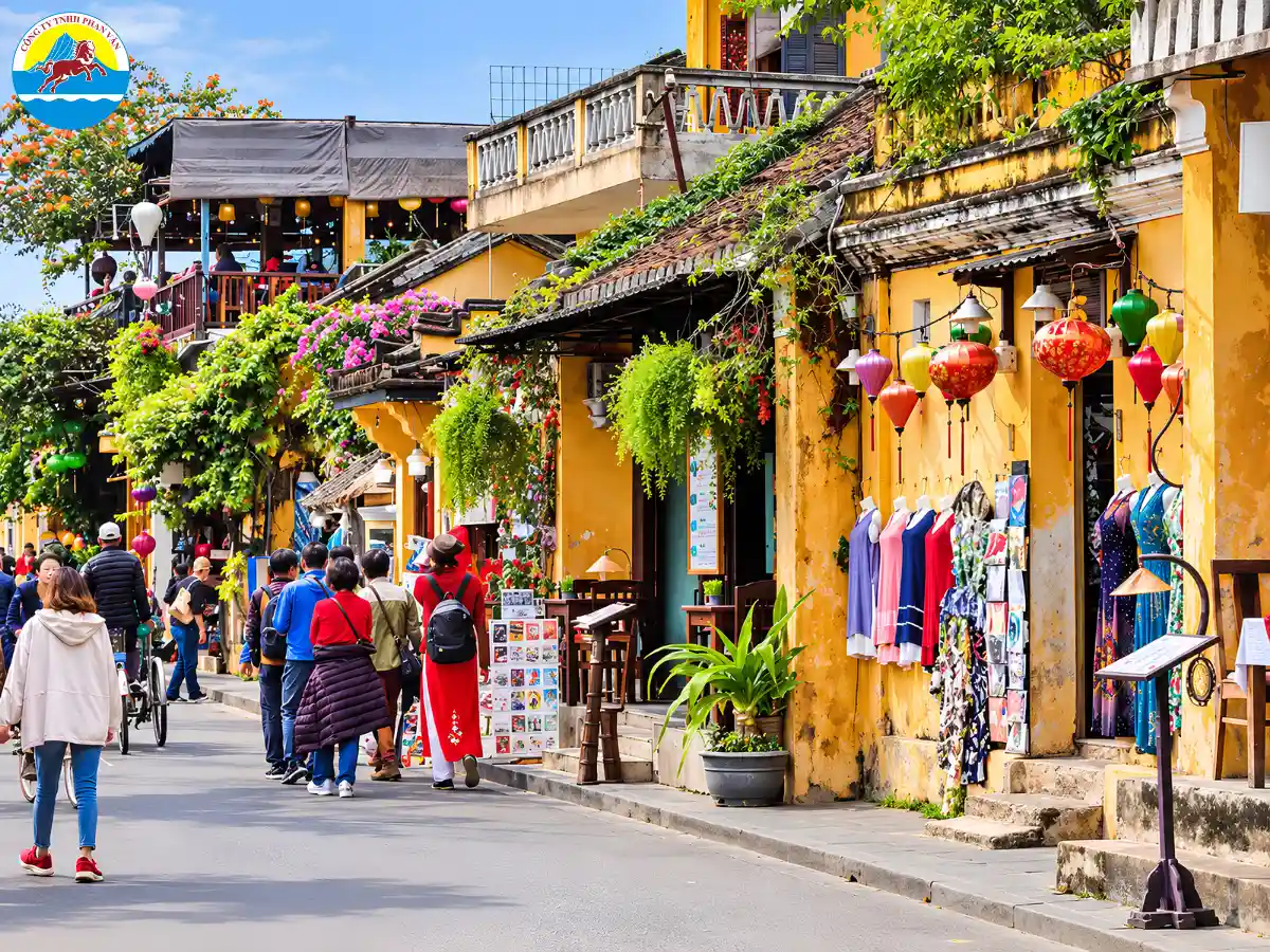Du khách tham quan hội quán trong buổi sáng