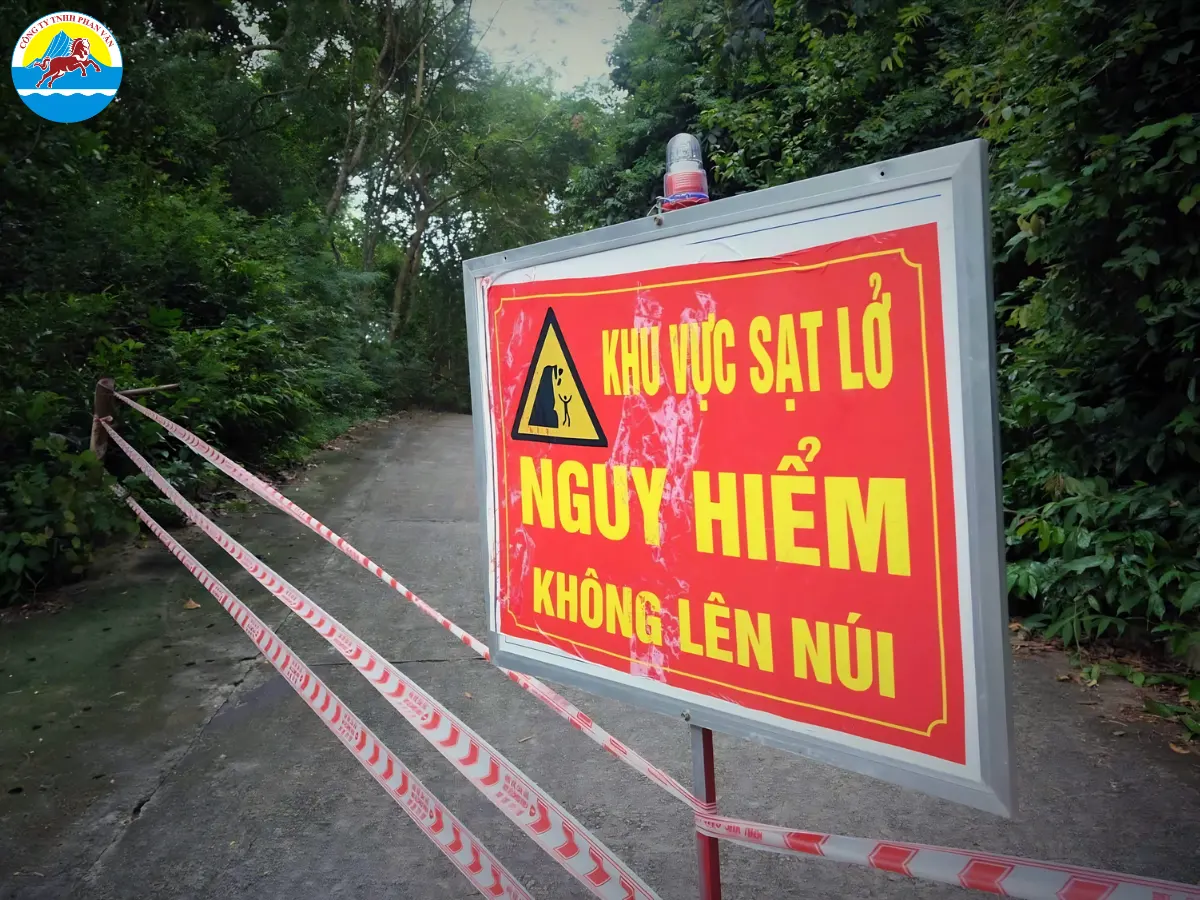 Biển báo cảnh báo sạt lở tại khu vực đồi núi Huế mùa mưa