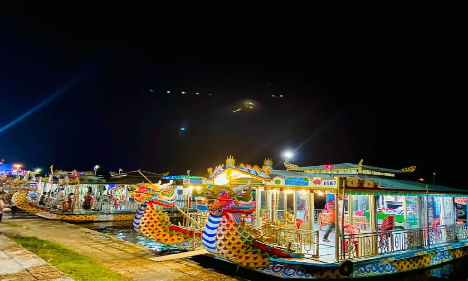 Ngồi thuyền rồng dạo sông Hương