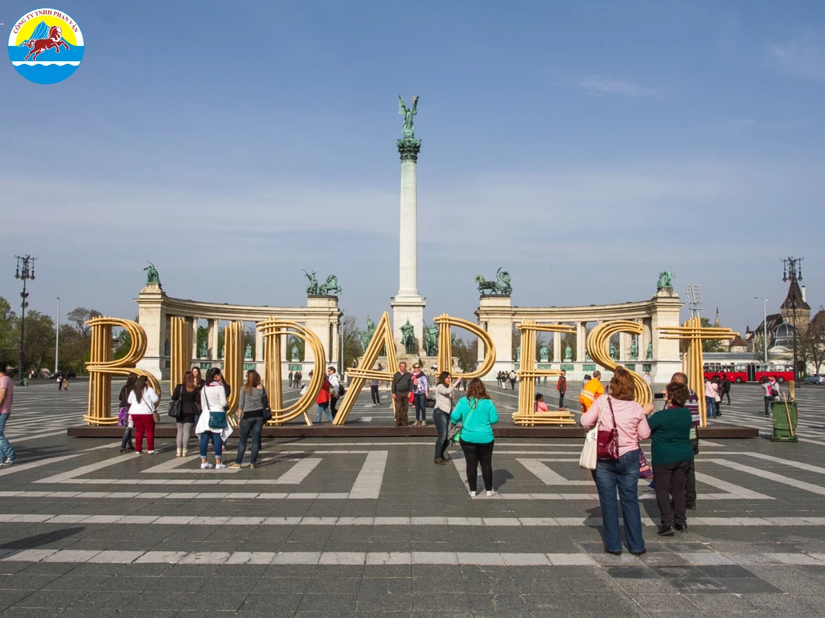 Tham quan các quảng trường lịch sử