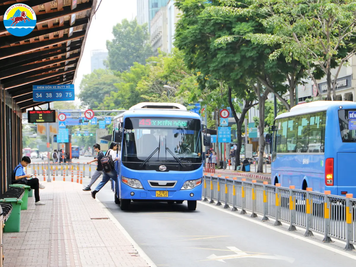 Có thể chọn xe buýt Transjakarta cho chặng đường dài