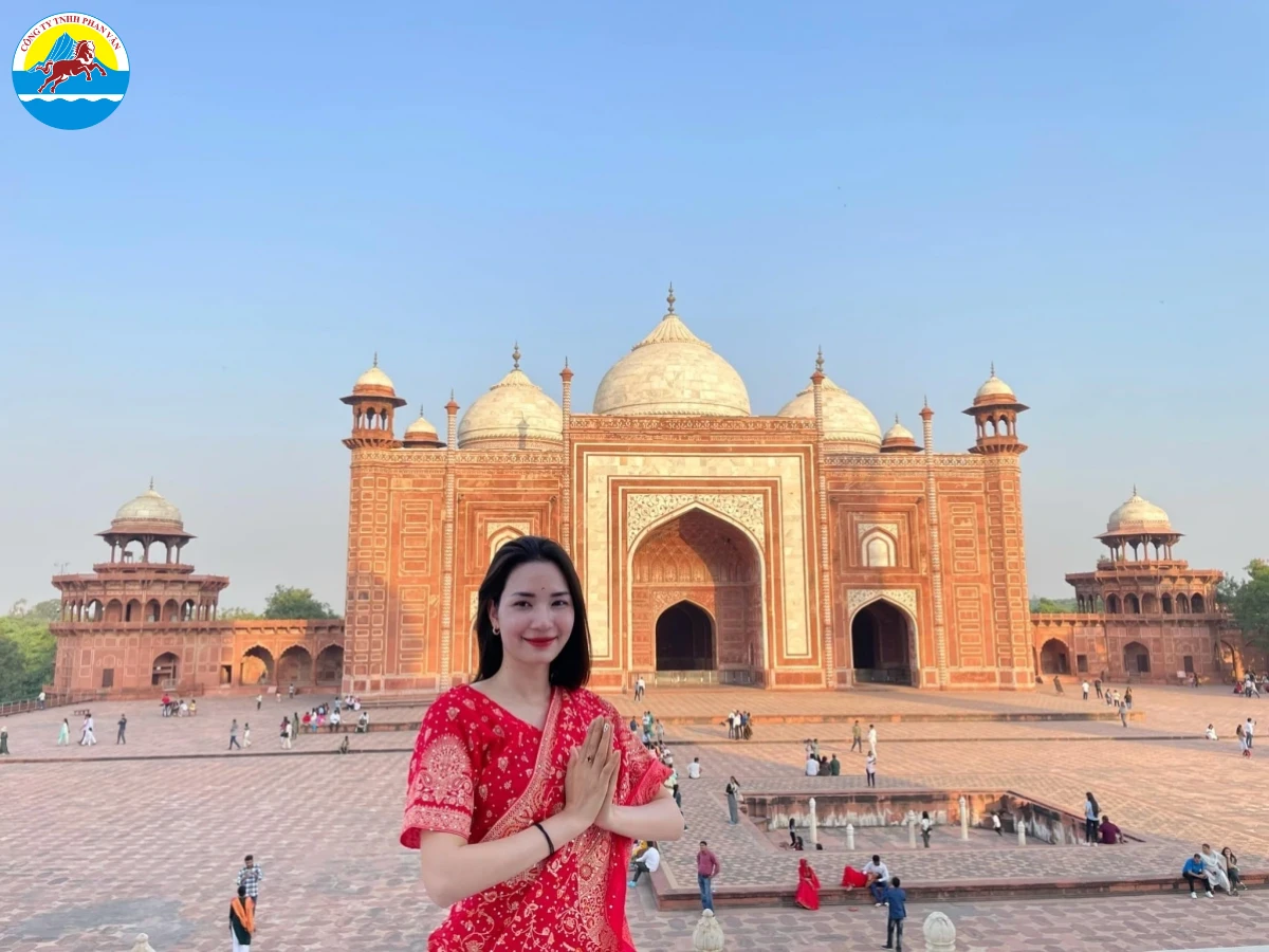 Du khách nên mặc áo che vai, quần dài hoặc váy dài, tránh quần áo bó sát