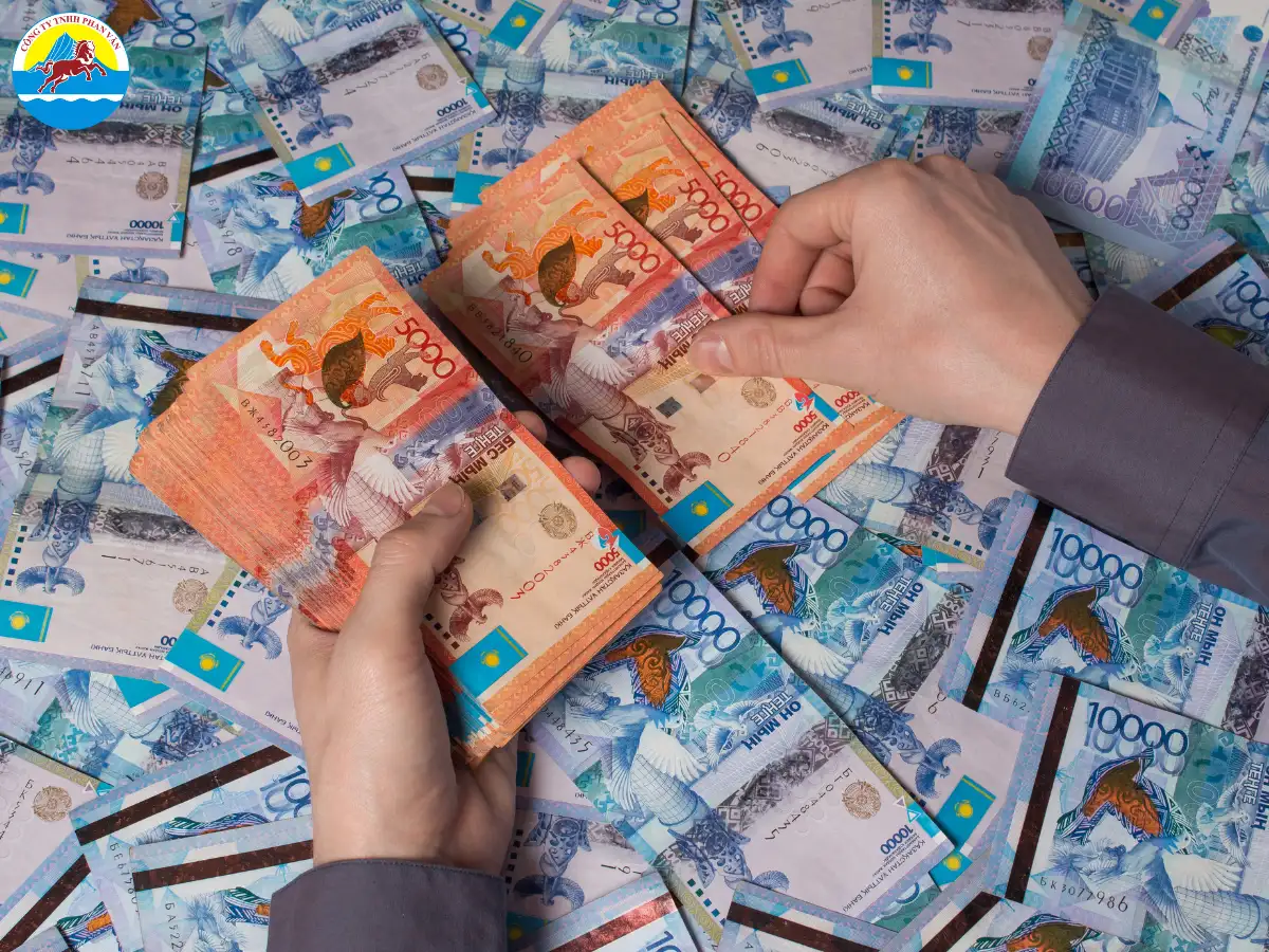 Đơn vị tiền tệ chính thức là Tenge Kazakhstan (KZT)