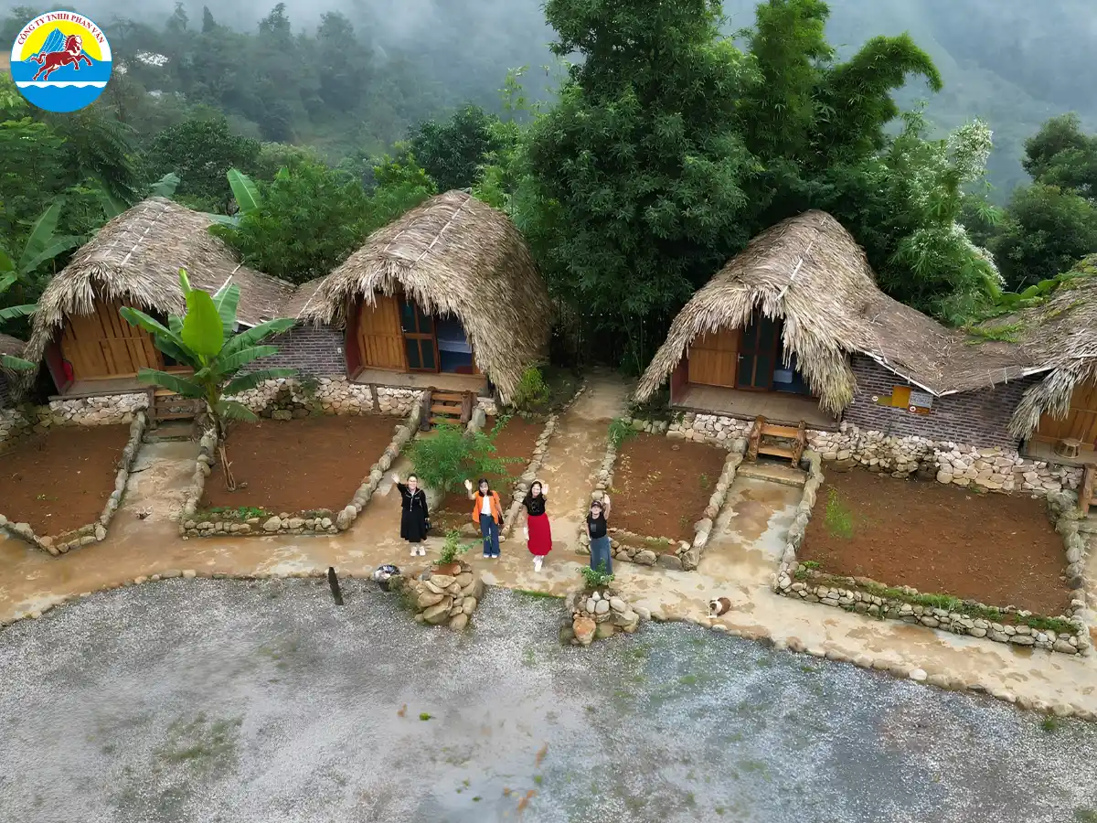 Homestay gỗ truyền thống tại bản Sin Suối Hồ