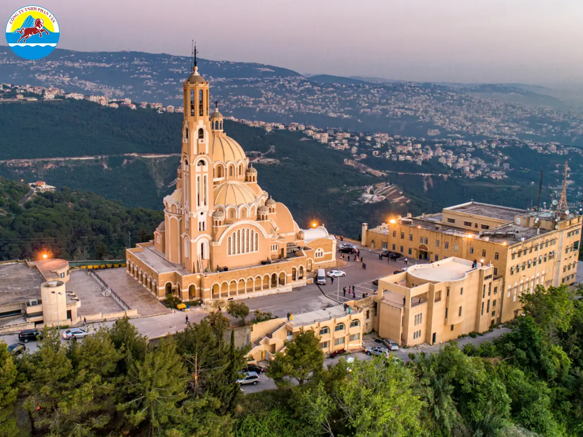 Lưu ý mặc trang phục kín đáo khi đến những khu vực tôn giáo của Lebanon