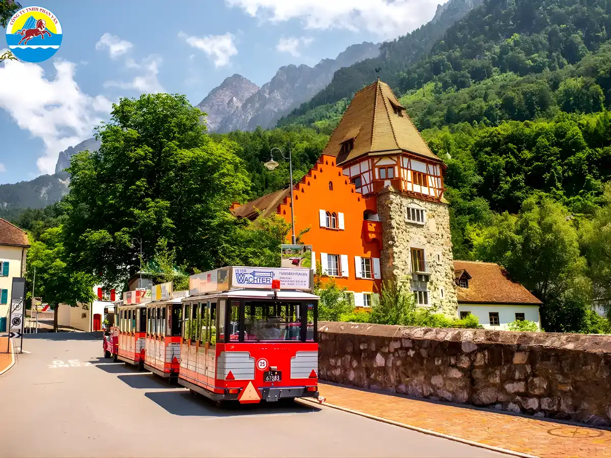 Mạng lưới xe buýt công cộng của Liechtenstein rất hiệu quả, sạch sẽ
