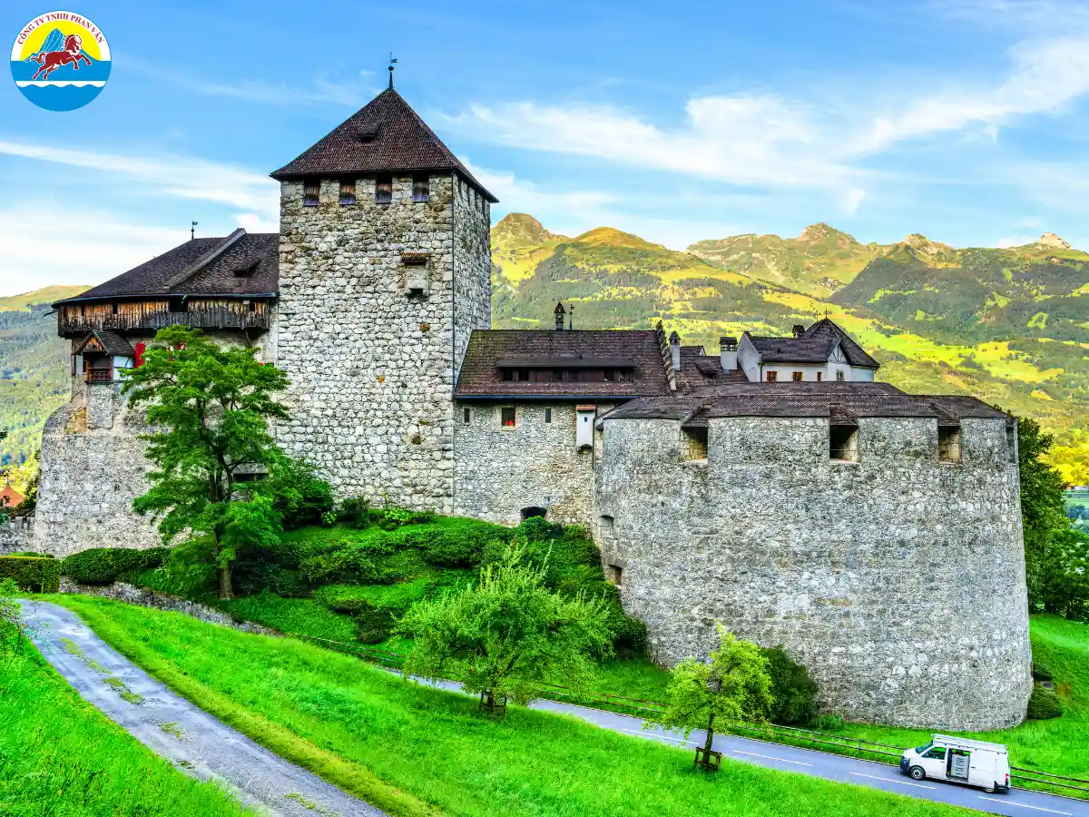 Mùa hè và mùa đông là hai đỉnh cao du lịch Liechtenstein