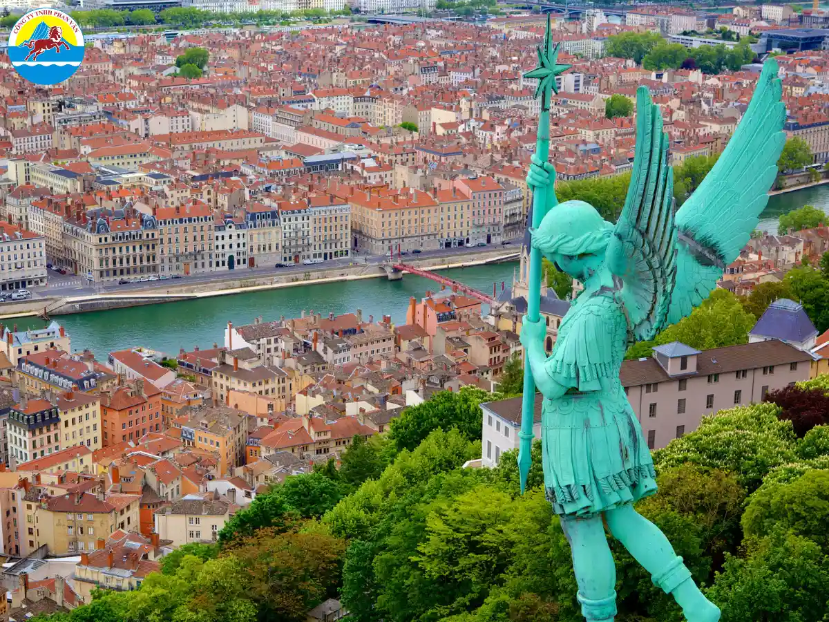 Lyon là trung tâm vùng Auvergne-Rhône-Alpes với bề dày lịch sử kéo dài hàng nghìn năm