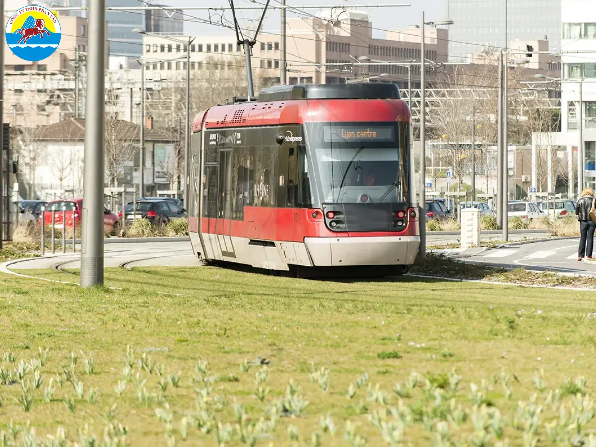 Từ sân bay, bạn di chuyển về trung tâm thành phố bằng tàu điện Rhônexpress