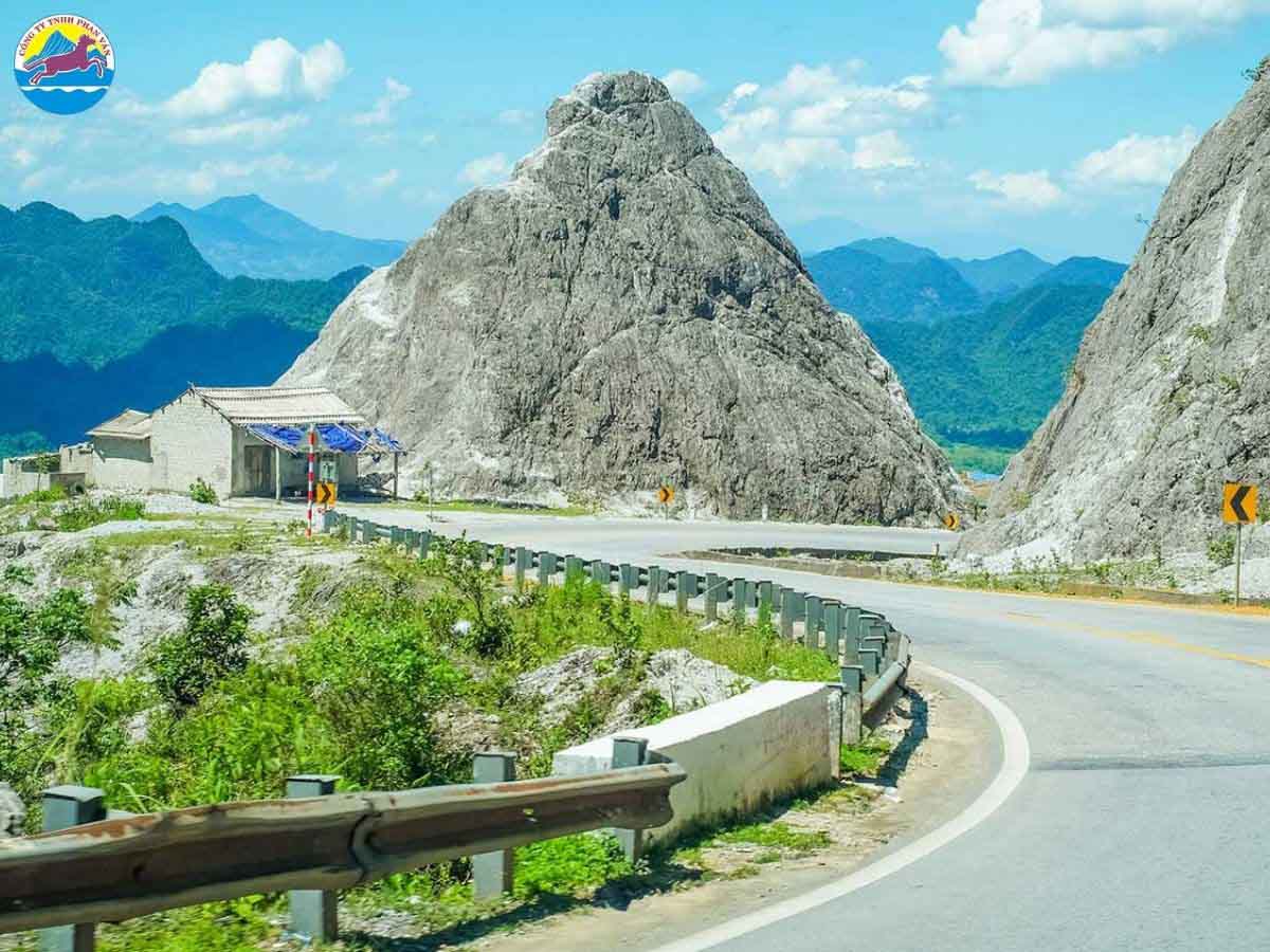 Dừng chân tại đỉnh đèo Thung Khe để chụp ảnh