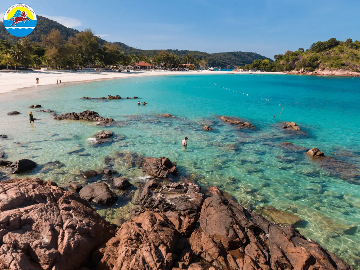 Mùa mưa tập trung chủ yếu ở bờ Đông, nhưng các thành phố lớn và bờ Tây lại ít chịu ảnh hưởng