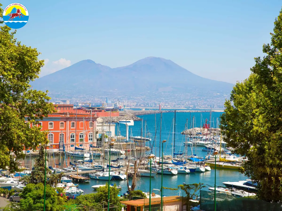 Phà di chuyển ra các đảo như Sicily, Sardinia, Capri hay Ischia