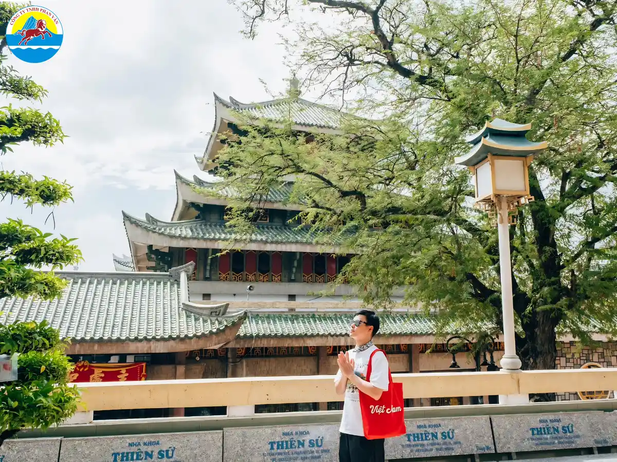 Du khách check in tại chùa Châu Đốc An Giang