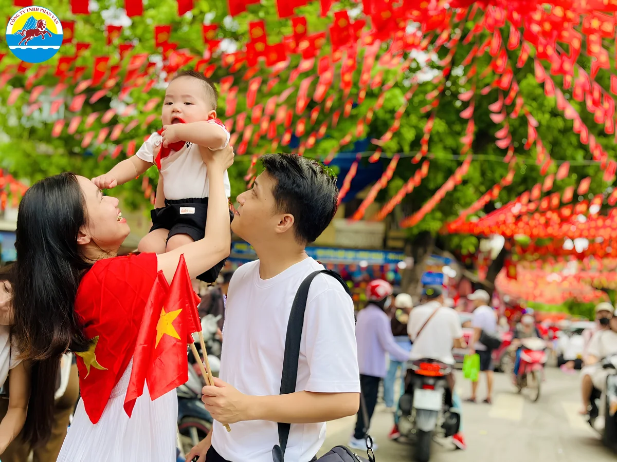 Gia đình trẻ chụp hình dễ thương dịp 2/9