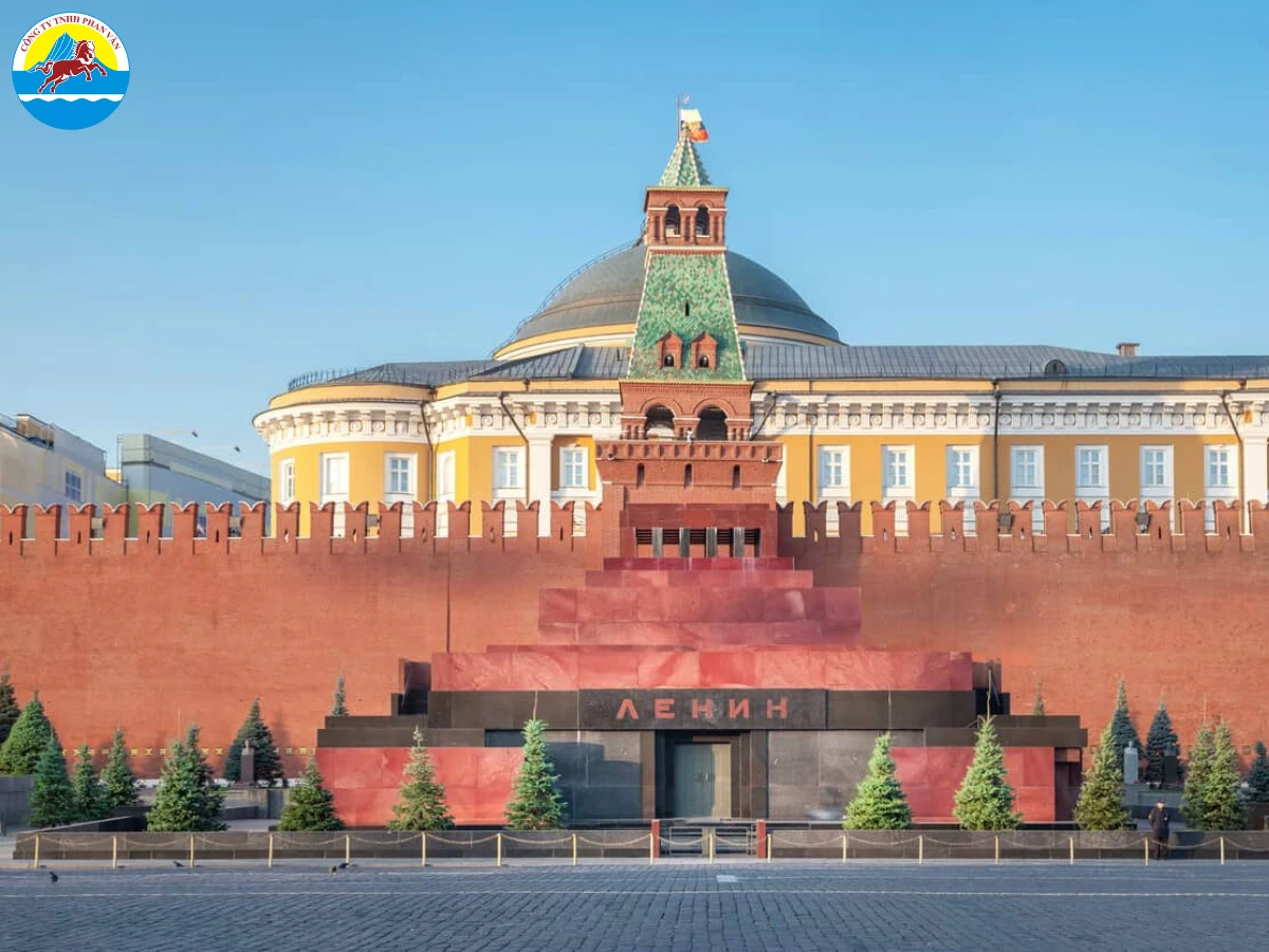 Lăng Lenin (Lenin’s Mausoleum)