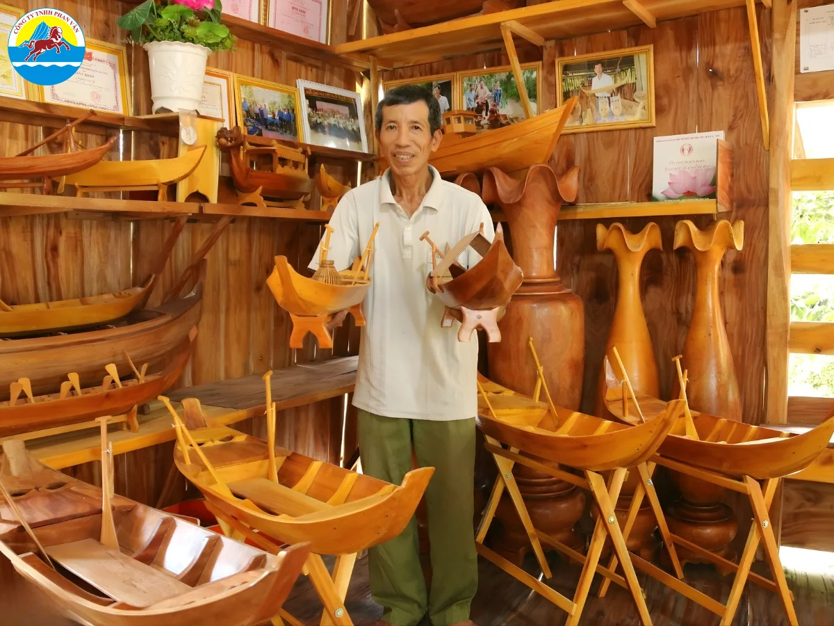 Làng nghề đóng xuồng ghe Bà Đài