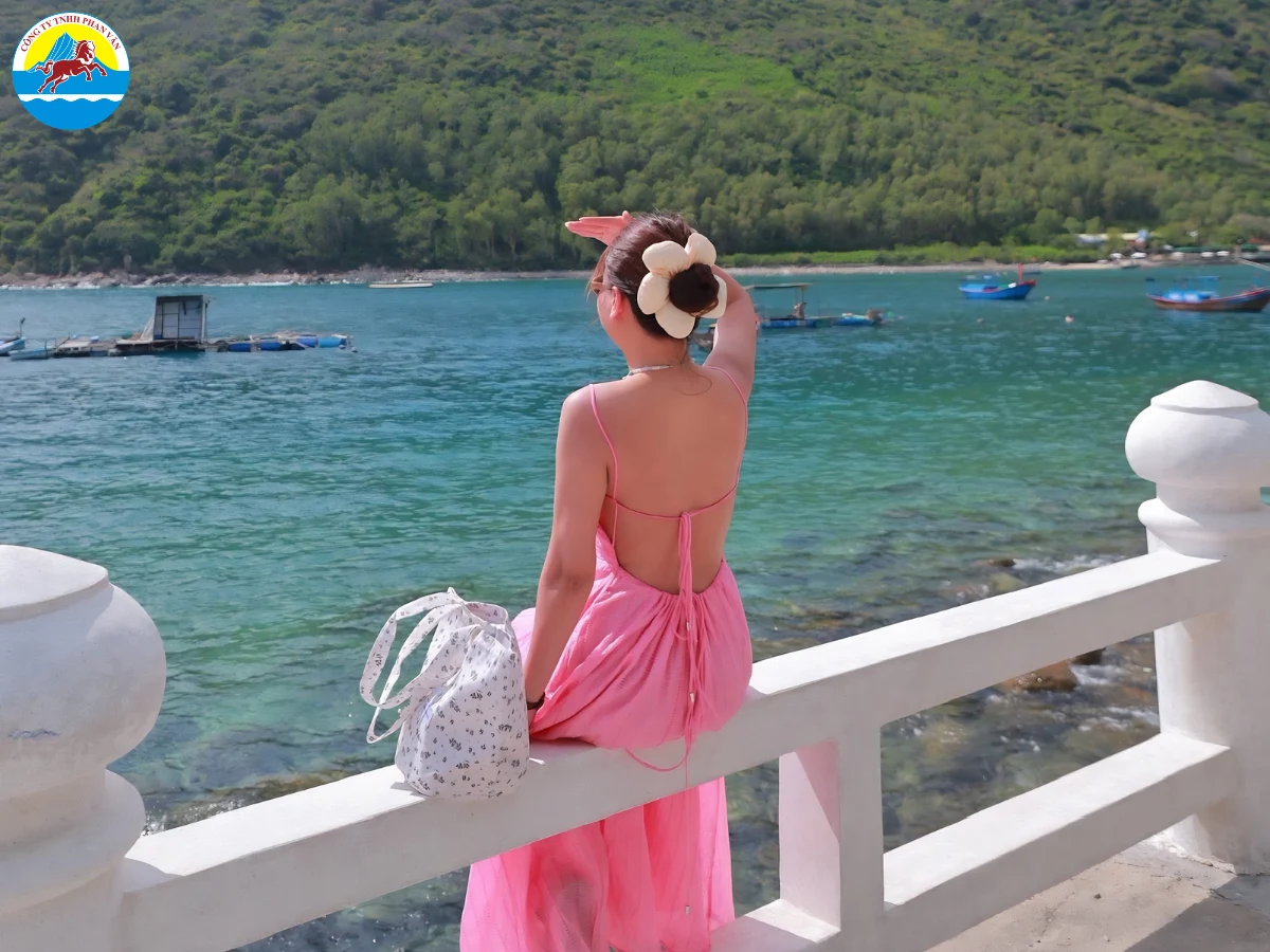 Nước biển trong veo tại khu vực Hòn Mun