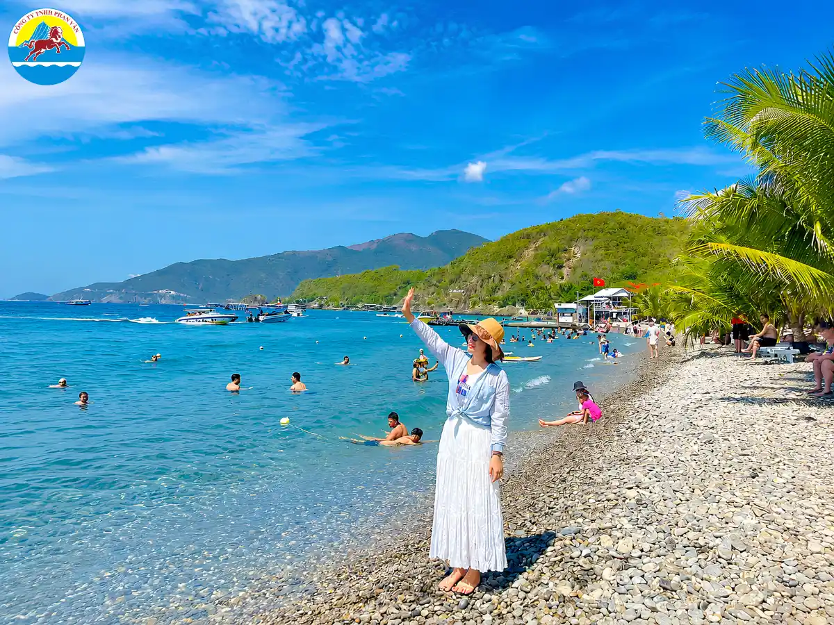 Bãi Tranh lạ mắt với cát trắng và sỏi