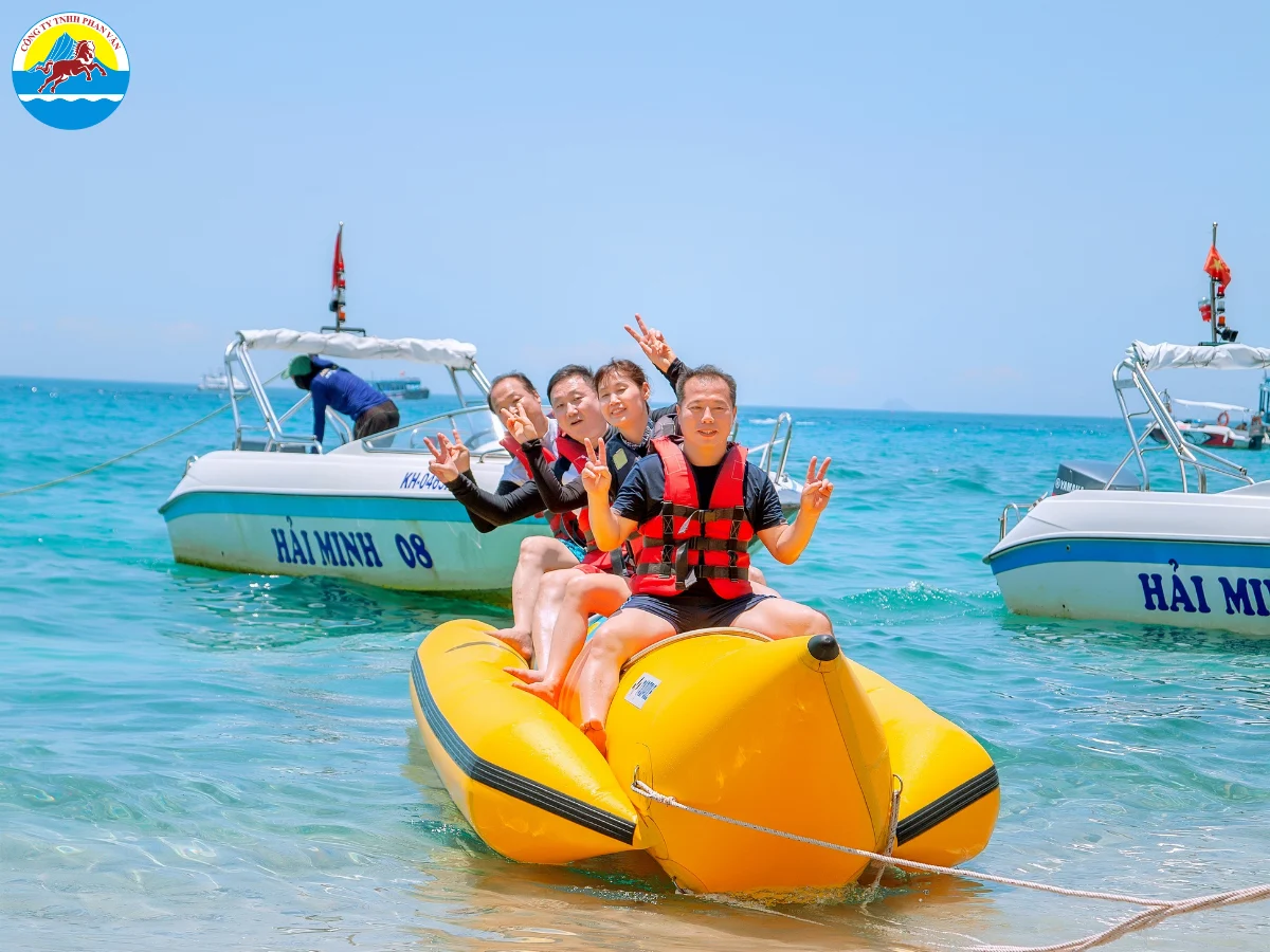 Du khách đi tàu tại biển Nha Trang