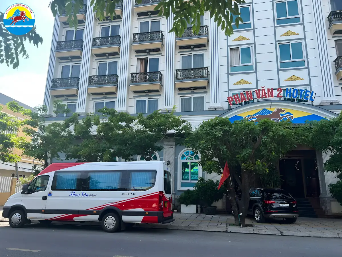 Xe du lịch Phan Văn Travel tại điểm đón khách Đà Nẵng