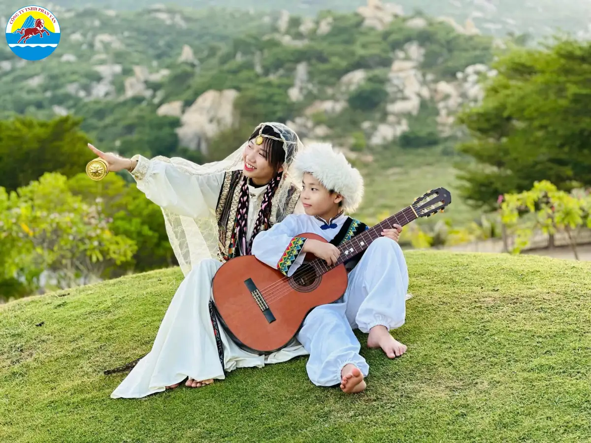Du khách check in khi đi tour Ninh Thuận 2N1Đ