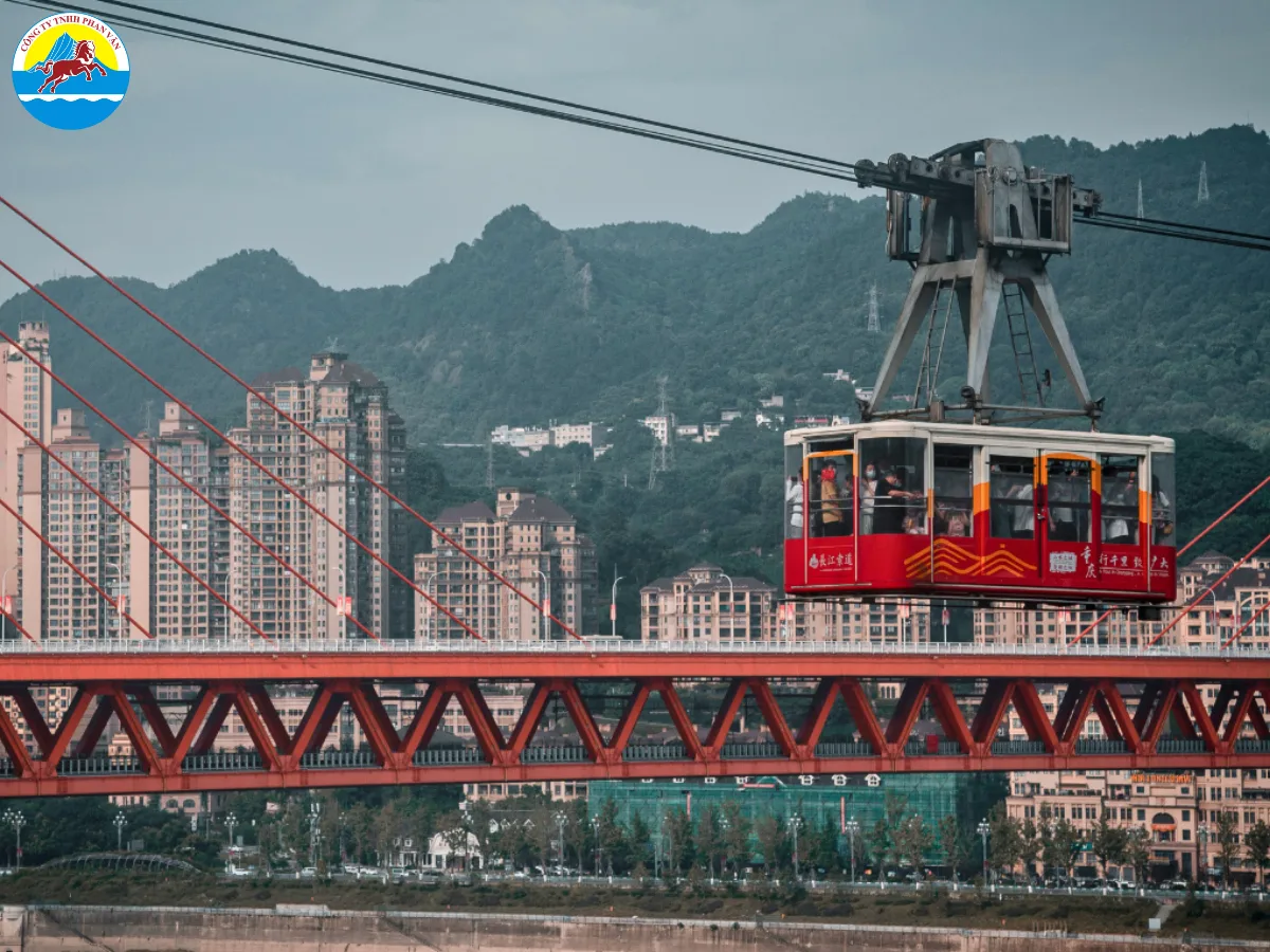 Đi cáp treo để ngắm nhìn toàn cảnh núi Nga Mi từ trên cao